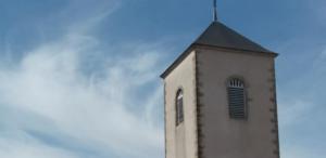 Cloche de l'église de Blismes dans le ciel bleu