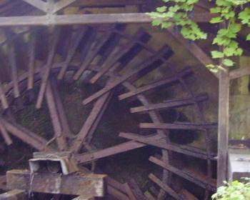 zoom sur la roue du moulin à eau de Moulin l’évêque sur la commune de Saint-Père dans la Nièvre