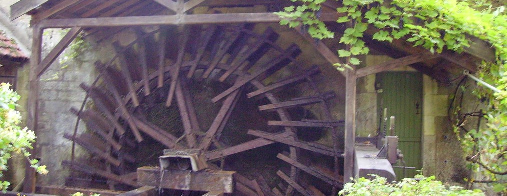 zoom sur la roue du moulin à eau de Moulin l’évêque sur la commune de Saint-Père dans la Nièvre