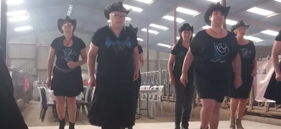Danseurs lors de la fête des moissons à Alluy le samedi 10 août 2019