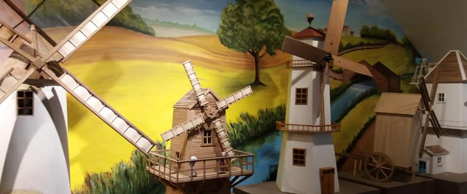 Maquettes de moulins à vent présentées au Moulin de Maupertuis à Donzy