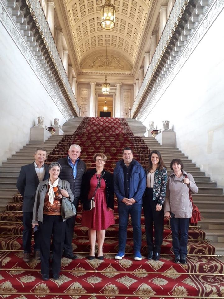 Équipe municipale de Saint-Éloi et Nadia SOLLOGOUB au Sénat au pied du grand escalier