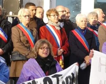 Nadia SOLLOGOUB et les élus locaux lors de la manifestation du samedi 23 novembre 2019 à Cosne-sur-Loire pour défendre la clinique du Nohain