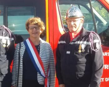 Nadia SOLLOGOUB entourée de sapeurs pompiers de Saint-Honoré-les-Bains le samedi 26 octobre 2019 à l'occasion de la cérémonie de passation de commandement