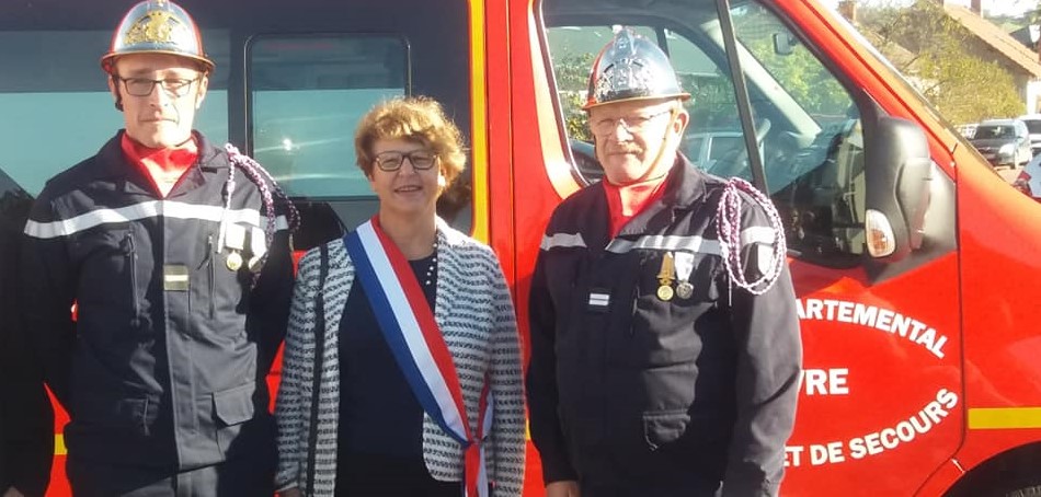 Nadia SOLLOGOUB entourée de sapeurs pompiers de Saint-Honoré-les-Bains le samedi 26 octobre 2019 à l'occasion de la cérémonie de passation de commandement