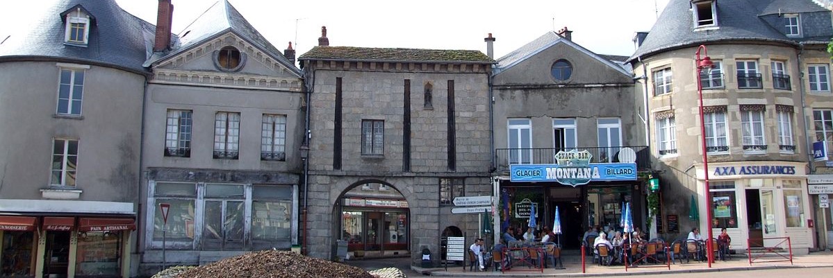 façades de maisons dans les rues de Château-Chinon