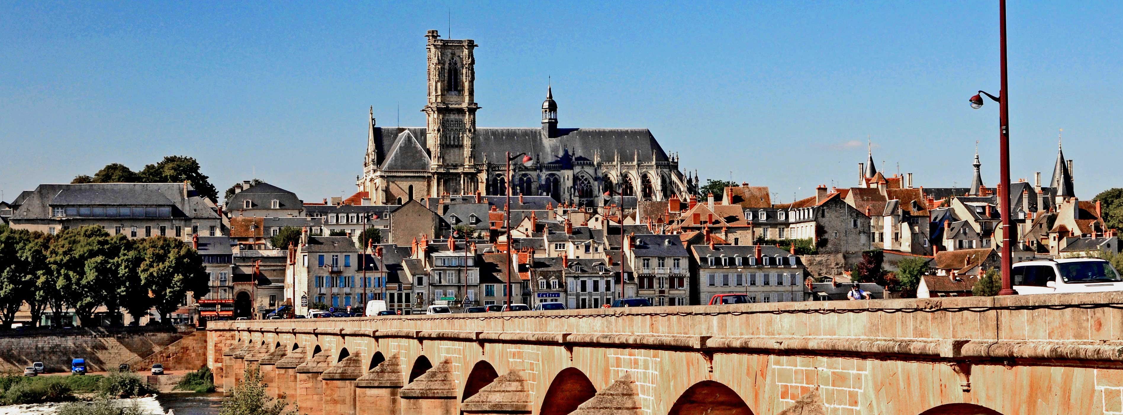 Vue sur Nevers et le pont depuis la rive de la Loire côté Sermoise