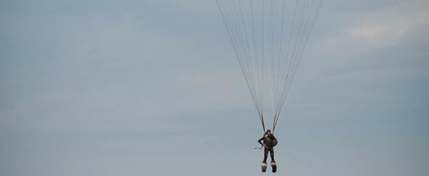 Parachutiste en phase descendante