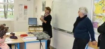 Nadia SOLLOGOUB en intervention devant une classe de troisième au collège de Pouilly-sur-Loire