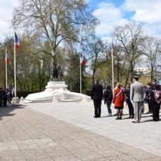 ceremonie-rallye-memoire-pause-devant-monument-aux-morts-nevers