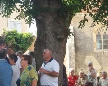 Commémoration de la bataille du 1er juillet 1944 à Sainte-Colombe-des-Bois le 1er juillet 2019, les participants réunis sur la place du village