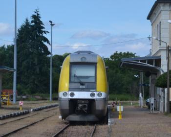 Gare de Corbigny avec un train à l'arrêt