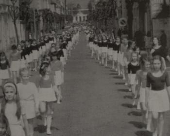 défilé en 1920, rue du 14 juillet à Cosne-sur-Loire des gymnastes à l'occasion du championnat de gymnastique