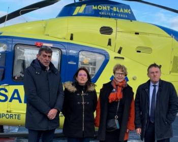 Nadia SOLLOGOUB et les 3 autres parlementaires nivernais devant l'hélicoptère des urgences lors de son inauguration le lundi 13 janvier 2020